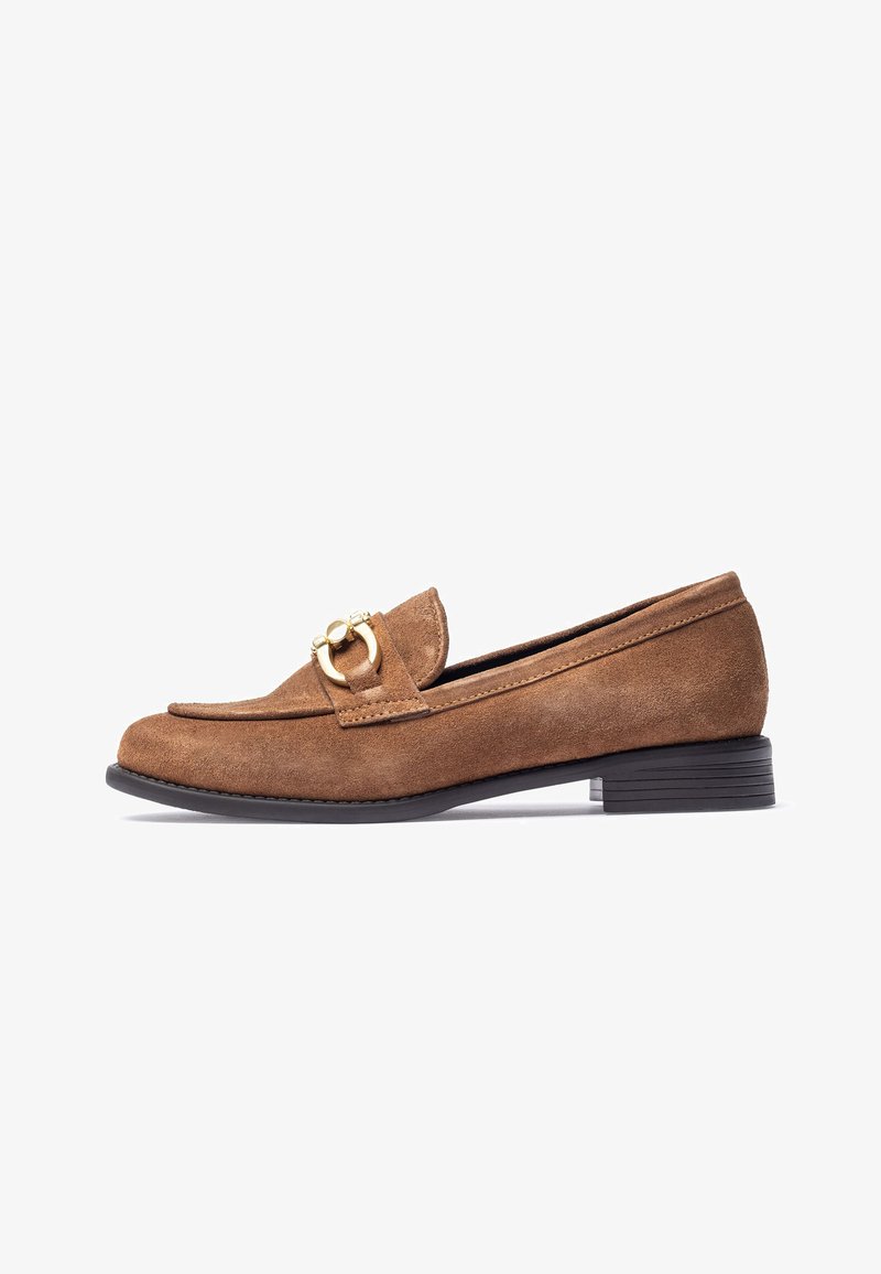 Mocassini in suede marrone con punta rotonda, caratterizzati da un accento di fibbia circolare dorata e un tacco basso e texturizzato di colore nero.