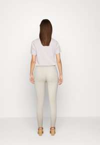 edc by Esprit MEDIUM RISE CROPPED - Calças de ganga de corte skinny - sand