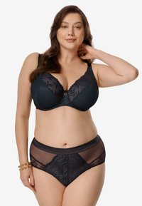 Czarny komplet bielizny z teksturowanym biustonoszem z koronkowymi akcentami oraz przejrzystymi majtkami z wysokim stanem. Ozdobiony detalami kwiatowymi i złotymi elementami metalowymi.