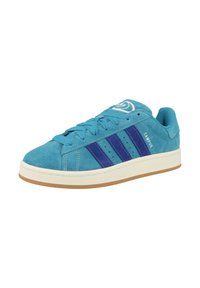 Turkise ruskind sneakers med mørkeblå stribeaccenter, rund tå, hvid gummisål og strukturerede snørebånd. Har perforeringer på siderne.