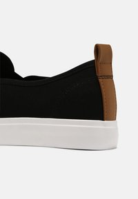 Pier One UNISEX - Sapatos sem atacadores - black