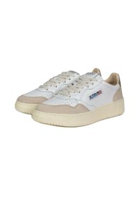 Zapatillas de cuero blancas con acentos de nobuk beige, puntera perforada, cordones planos y suela de goma. Presenta logo en el lateral y texturas contrastantes.