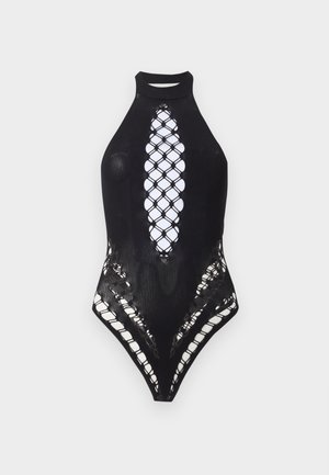 Μαύρο κορμάκι με λαιμόκοψη halter, με κεντρικά και πλευρικά μοτίβα με διακοσμητικές ανοίξεις, λείο ύφασμα και ψηλές ανοίξεις στα πόδια πάνω σε λευκό φόντο.