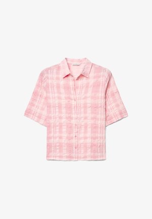 Chemise à manches courtes à boutons, de couleur rose clair avec une texture à carreaux subtile et un col classique.