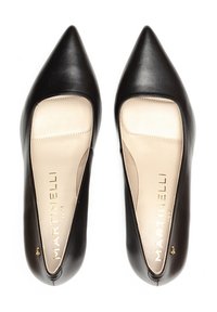 Zapatos de tacón alto de cuero negro con punta afilada, que presentan un diseño de lado abierto y una plantilla beige con el nombre de la marca estampado.
