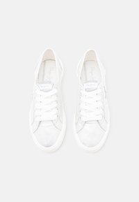 Baskets en toile blanche avec accents métalliques, fermeture à lacets et semelle en caoutchouc plate. Comprennent un logo de la marque sur le côté et des panneaux texturés.