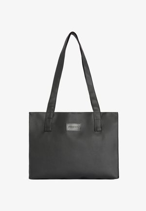 Bolso tote de cuero sintético negro con asas largas, forma rectangular, textura suave y un pequeño logotipo grabado en la parte frontal.
