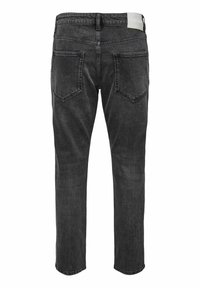 Jeans de mezclilla negra con corte recto, que cuentan con dos bolsillos traseros y una etiqueta visible en la cintura. Textura suave y detallado mínimo.