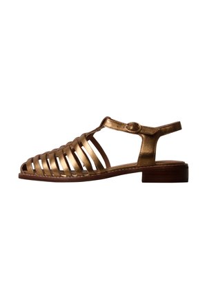 Sandale plate en cuir métallique doré pour femme avec plusieurs brides horizontales, bride de cheville, fermeture à boucle et petit talon en bois.