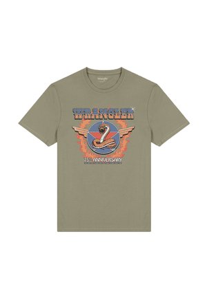 T-shirt verde oliva a maniche corte con la scritta "Wrangler", un cobra arrotolato sopra una stella e fiamme, in occasione del 75º anniversario.