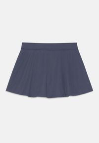 Falda acampanada de color gris oscuro, hecha de una tela suave, con una cintura ancha y una textura lisa, con un corte a la altura de la rodilla y un diseño fluido.