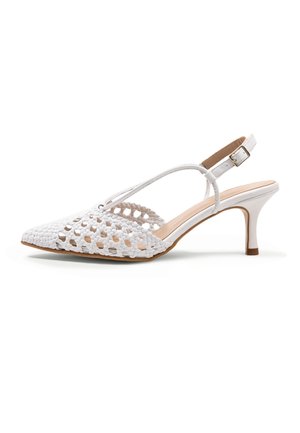Pantof din piele albă cu toc, model slingback, cu design țesut și deget deschis, vârf ascuțit și bretea reglabilă pentru gleznă cu cataramă.