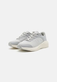 Baskets de sport gris clair avec une tige en maille texturée, des accents gris contrastants, un bout arrondi et une semelle en caoutchouc blanc rembourrée.