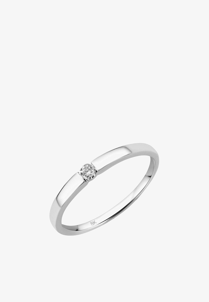 Prstienok z bieleho zlata s úzkym pásikom a jediným okrúhlym diamantom v strede, s lešteným povrchom a minimalistickým dizajnom.
