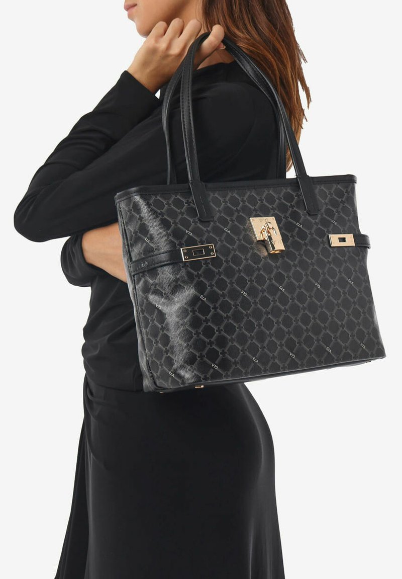 Borsa tote nera a tracolla con motivo, realizzata in materiale testurizzato, dotata di hardware dorato e un design elegante e strutturato con due manici robusti.