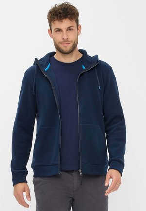 Marineblauer Zip-up-Hoodie mit kontrastierendem hellblauem Innenfutter, ausgestattet mit einer Kapuze mit Kordelzug und zwei Fronttaschen; glatte Textur.