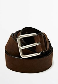 Hnědý kožený pásek se stříbrnou obdélníkovou sponou, hladký povrch a zaoblené hrany. Flexibilní design s několika poutky pro přizpůsobení.