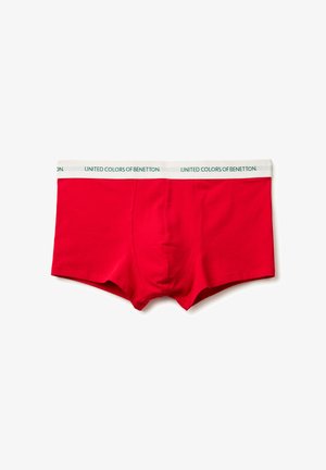 Rote Boxershorts aus weichem Stoff, mit einem weißen Bund, der den grünen Schriftzug "UNITED COLORS OF BENETTON" trägt.
