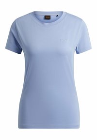 Ljusblå t-shirt med korta ärmar gjord av mjukt tyg. Har "BOSS"-logotypen broderad i matchande färg på bröstet. Klassisk rund halsringning.