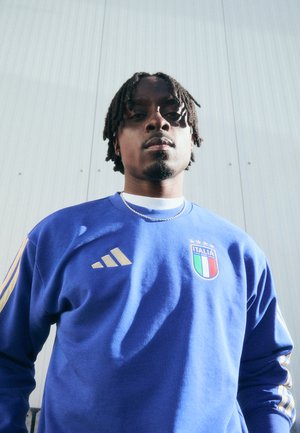Blauwe sweatshirt met gouden accenten, met het Adidas-logo en het 'ITALIA'-embleem. Lange mouwen, ronde halsstijl, textuurstof.