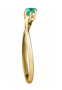 Guldring med en vriden banddesign, som har två gröna ädelstenar säkrade i klorinställningar. Slät, polerad yta med en reflekterande finish.