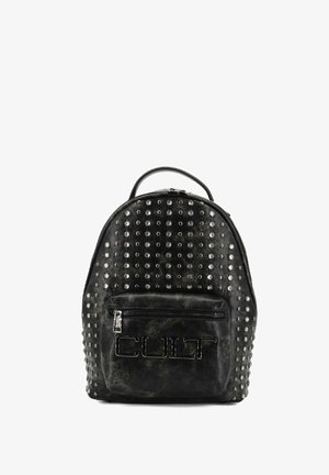 Zaino in finta pelle nera con borchie argentate, forma arrotondata, tasca con zip frontale e design in rilievo "CULT". Superficie testurizzata.