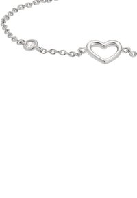 Bracciale in argento con design a cuore aperto e accento in pietra trasparente rotonda, che mostra una superficie liscia e una finitura lucida.