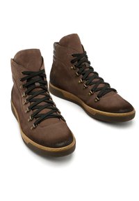 Brązowe sportowe buty za kostkę wykonane z zamszu, z czarnymi sznurówkami, z gumową podeszwą i subtelnymi detalami przeszycia. Okrągły czubek.