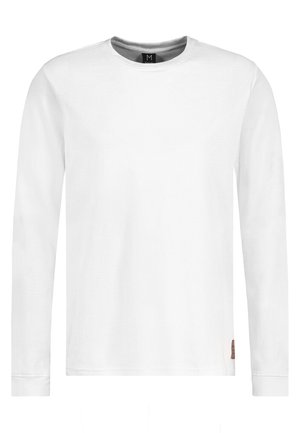 Einfaches weißes Langarmshirt mit Rundhalsausschnitt, mit einem kleinen schwarzen Etikett sichtbar innen am Kragen und einem kleinen braunen Etikett nahe am Saum.