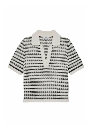 Dzianinowa koszulka polo z krótkim rękawem w czarno-białe poziome paski i głęboki kołnierz w kształcie litery V.