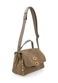 Borsa in pelle beige con chiusura a patta, manico singolo, tracolla regolabile più lunga e borchie dorate lungo i lati. Superficie texture.