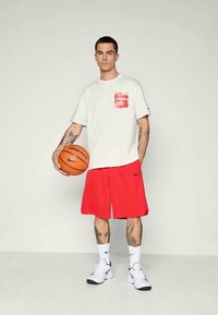Nike Performance CHICAGO BULLS TEE - Fanartikel - sail