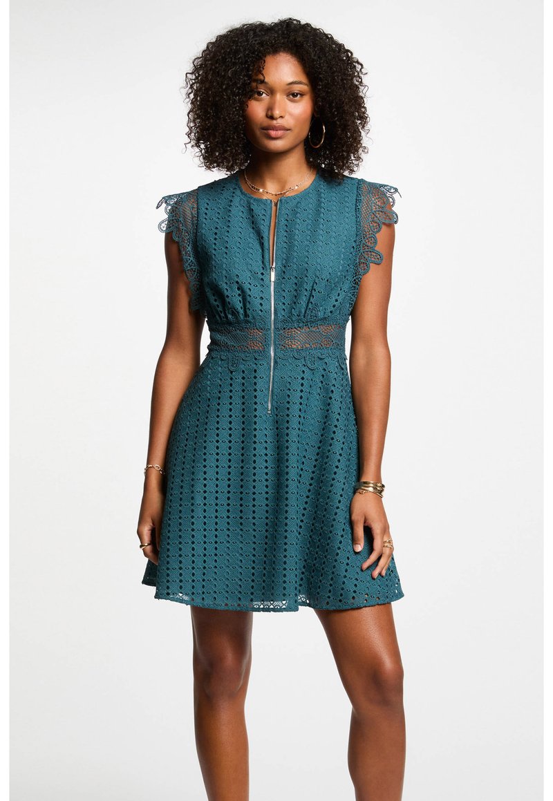 Türkises Spitzenkleid mit tailliertem Oberteil und schwingendem Rock. Verfügbar mit einem Reißverschluss an der Vorderseite und filigraner Spitzenverzierung an den Schultern und dem Bund.