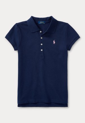 Granatowa koszulka polo z krótkim rękawem, kołnierzykiem, czterema guzikami i małym różowym haftowanym logo Ralph Lauren na lewej piersi.