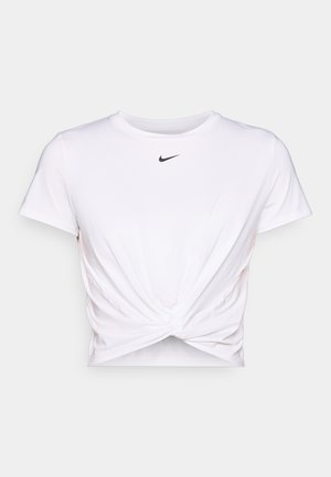 T-shirt branco de manga curta com um design de nó curvo na frente, apresentando um pequeno logótipo preto da Nike no peito superior. Textura de tecido suave.