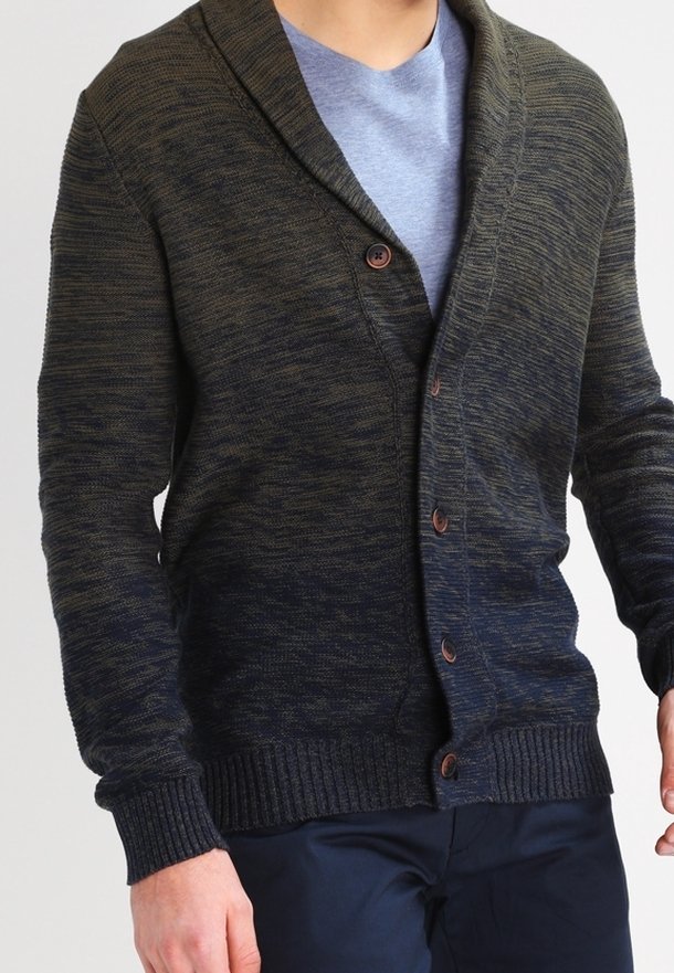 Pánský otevřený cardigan v tmavě zelené až námořnické gradientní barvě s šálovým límcem, texturovaným pletením a hnědými knoflíky. Měkký, s žebrovanými manžetami.