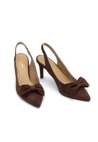 Brązowe zamszowe sandały na obcasie ze spiczastymi noskami i dużą kokardą z przodu. Posiadają smukły obcas i gładkie wykończenie wnętrza.