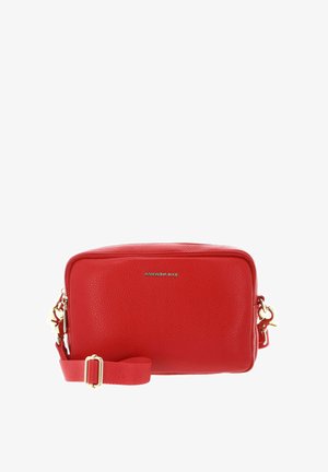 Sac bandoulière en cuir rouge à texture granuleuse, fermeture zippée, accents en métal doré et bandoulière réglable. Design rectangulaire simple.