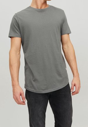 Grå bomulds-T-shirt med korte ærmer, rund hals og afrundet kant. Har et lille logomærke i siden. Bruges med mørke jeans.