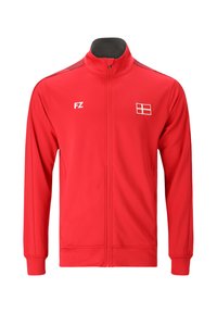 Röd sportjacka med hel dragkedja, "FZ"-logotyp på vänster bröst och vit och röd Danmark flagga-emblem på höger bröst.