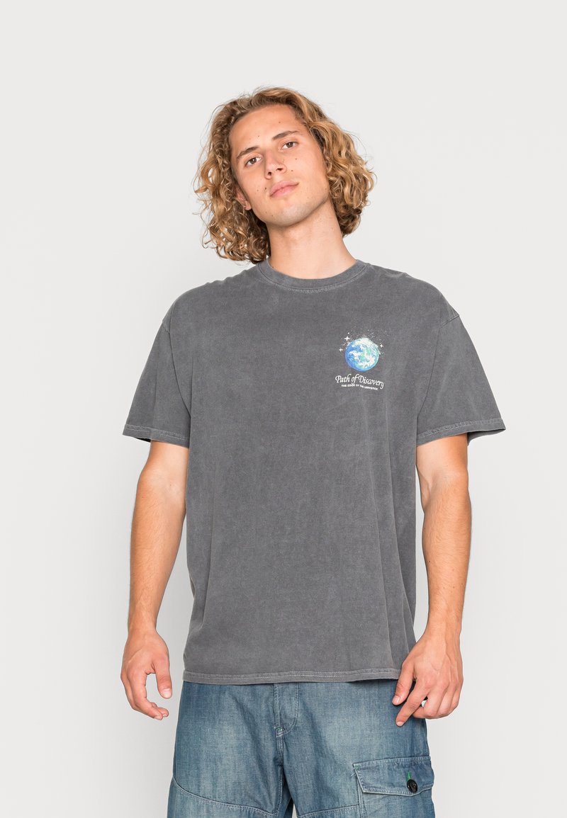 Damen T-Shirts | BDG Urban Outfitters PATH OF DISCOVERY TEE UNISEX T-Shirt print charcoal/dunkelgrau - AU41250 Damen T-Shirts | BDG Urban Outfitters PATH OF DISCOVERY TEE UNISEX T-Shirt print charcoal/dunkelgrau - AU41250