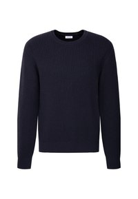 Granatowy sweter z dzianiny z okrągłym dekoltem, prążkowaną strukturą, długimi rękawami i dopasowanym dołem. Posiada subtelną metkę z logo na szyi.