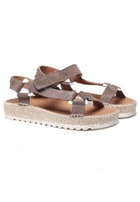Bruna mockaskinnsandaler med v�ävda jutesulor, med korskorsande remmar och en platt design, perfekta för avslappnad användning.