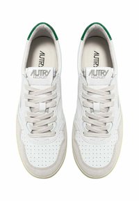 Sneakers bianchi in pelle con dettagli verdi, perforazioni e sezioni in suede beige. Presentano un classico design con lacci e il logo sulla linguetta.