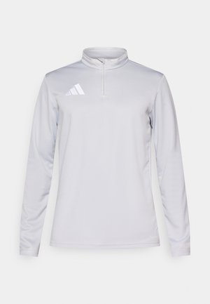Lichtgrijze longsleeve pullover met kwartzip, gemaakt van glad, ademend materiaal. Voorzien van een klein wit logo en drie witte strepen op de schouder.