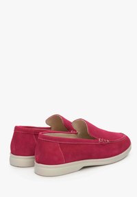 Roze suède instapschoenen met een slip-on ontwerp, ronde neus en witte stiksels. Rubberen zool zichtbaar aan de onderkant voor grip en comfort.