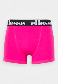 Rozā kokvilnas bokseršorti ar melnu elastīgu jostu, uz kuras ir balts "ellesse" logo. Gluda tekstūra un pieguļoša forma.