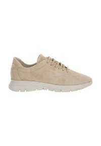 Sneaker in suede beige con tomaia testurizzata, punta rotonda, allacciatura frontale e suola in gomma bianca caratterizzata da scanalature orizzontali per una migliore aderenza.