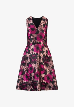 Abito floreale con scollatura a V, design senza maniche e gonna svasata fino al ginocchio. Tessuto nero con motivo floreale rosa e rame.