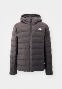 Prošívaná bunda v tmavě šedé barvě, s uzávěrem na zip, kapucí a prošíváním s vodorovnými švy. Logo na horní levé straně.